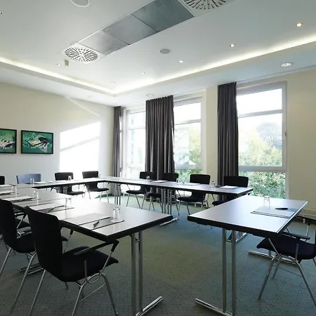 Intercityhotel Otel 4*